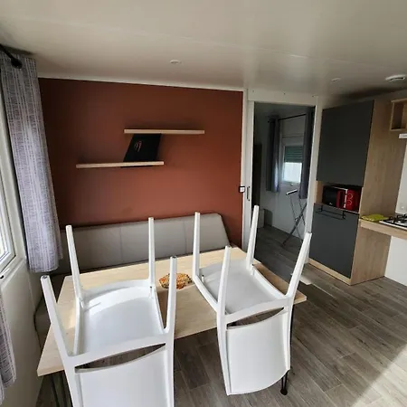 Mobil Confortable - 4 Pers. - Api-1-52-2888 *